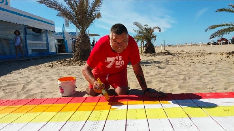 A Rimini spunta 'arcobaleno' in spiaggia