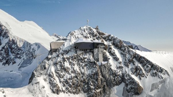 In funivia dall'Italia alla Svizzera In funivia dall'Italia alla Svizzera