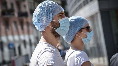 In Lombardia calo contagi ma più morti In Lombardia calo contagi ma più morti