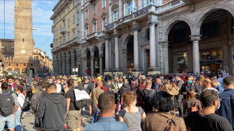 Flash mob di artisti a Bologna