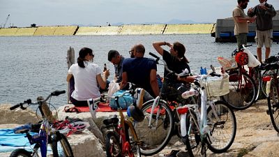 Sale il Mose, gente assiste da spiaggia Sale il Mose, gente assiste da spiaggia