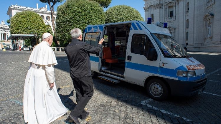 Papa: dona ambulanza per poveri di Roma