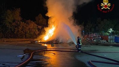 Incendio isola ecologica periferia Pavia