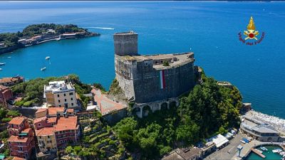 Vvf portano tricolore su Castello Lerici Vvf portano tricolore su Castello Lerici