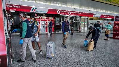 Fase 2: emozione alla stazione di Torino, 'torniamo a casa' Fase 2: emozione alla stazione di Torino, 'torniamo a casa'