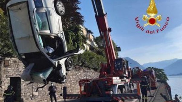 Auto nel lago, arrestato guidatore Auto nel lago, arrestato guidatore