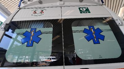 Nel Pratese. Rimaste incastrate sotto il veicolo