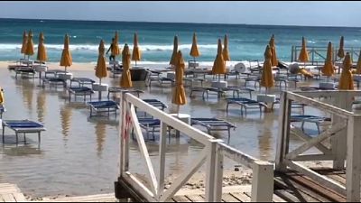 Spiaggia allagata e bandiera rossa.A Capaci guerra contro giunta Spiaggia allagata e bandiera rossa.A Capaci guerra contro giunta