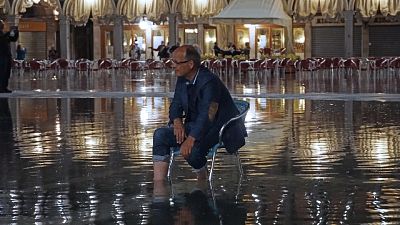 Dopo 116 cm ieri mai così in estate, turisti a caccia di foto Dopo 116 cm ieri mai così in estate, turisti a caccia di foto