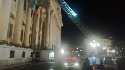 Pezzi di tufo caduti da sede Comune Verona, danni a coltivazioni Pezzi di tufo caduti da sede Comune Verona, danni a coltivazioni