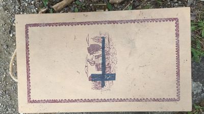 Erano dentro scatola di legno per bottiglie di vino Erano dentro scatola di legno per bottiglie di vino
