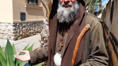Fondatore missione Palermo prega in una grotta contro dipendenze Fondatore missione Palermo prega in una grotta contro dipendenze