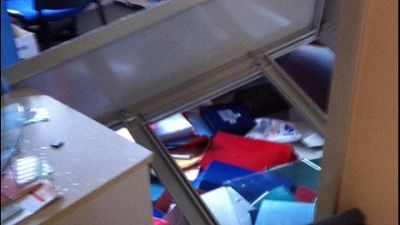 Vetri infranti e locali a soqquadro Vetri infranti e locali a soqquadro