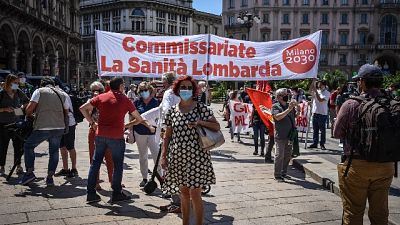 Associazioni e politici in silenzio per i morti sotto al Duomo Associazioni e politici in silenzio per i morti sotto al Duomo
