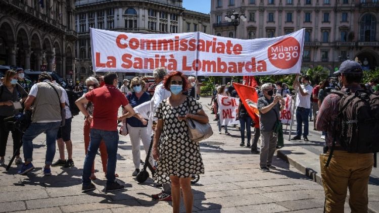 Associazioni e politici in silenzio per i morti sotto al Duomo