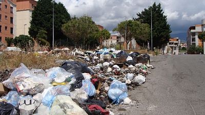 Migliaia le tonnellate di immondizia abbandonate lungo le strade Migliaia le tonnellate di immondizia abbandonate lungo le strade