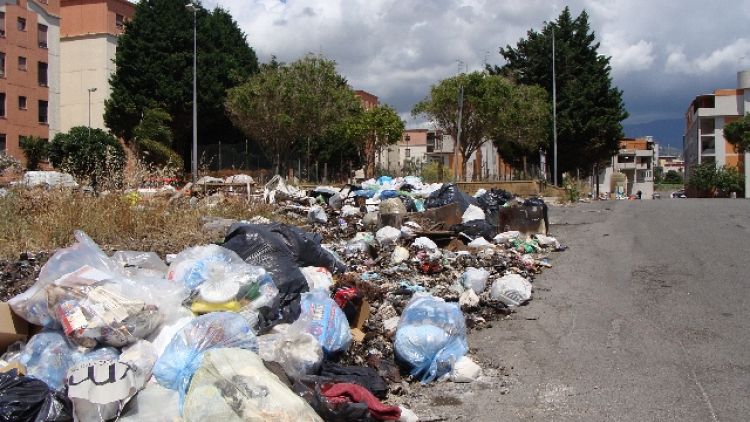 Migliaia le tonnellate di immondizia abbandonate lungo le strade