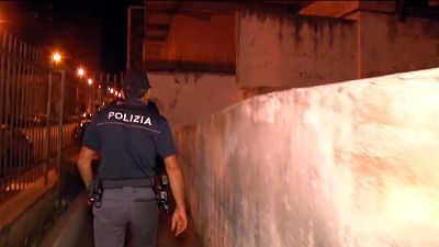 Donna riesce a scappare col figlioletto e si rifugia da vicini Donna riesce a scappare col figlioletto e si rifugia da vicini