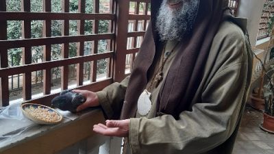 Missionario laico prega e fa penitenza in una grotta in Sicilia Missionario laico prega e fa penitenza in una grotta in Sicilia