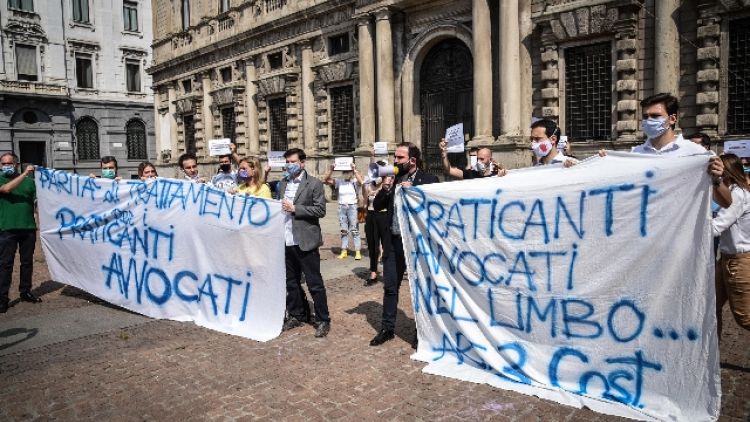 Iniziativa in piazza Scala a Milano, oltre 20 mila in attesa