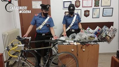 Due minorenni arrestati a Modena dai carabinieri Due minorenni arrestati a Modena dai carabinieri