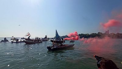 Barchini fronteggiati da forze dell'ordine Barchini fronteggiati da forze dell'ordine