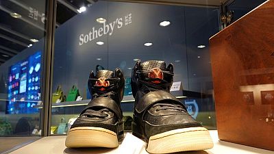 Zapatillas de Kanye West alcanzan récord de 1,8 millones de dólares en venta privada de Sotheby's Zapatillas de Kanye West alcanzan récord de 1,8 millones de dólares en venta privada de Sotheby's