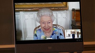 Reina Isabel vuelve a trabajar después del funeral de su esposo Reina Isabel vuelve a trabajar después del funeral de su esposo