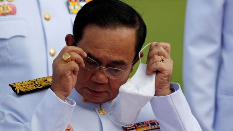 El primer ministro tailandés es multado con 190 dólares por no llevar mascarilla