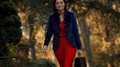 La ministra de Turismo española recibe una navaja manchada de rojo La ministra de Turismo española recibe una navaja manchada de rojo