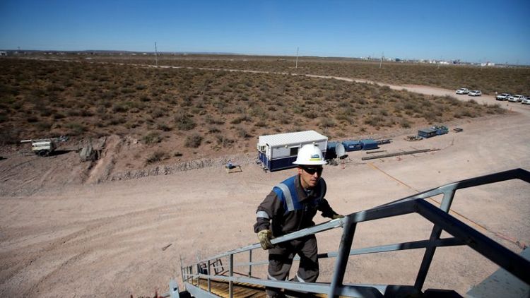 Trabajadores de salud que cortan rutas en provincia petrolera argentina rechazan oferta salarial, falta gasolina