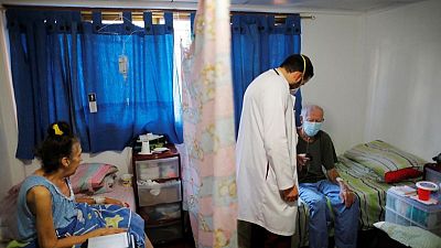 Venezolanos con COVID-19 buscan atención domiciliaria en medio del desmoronamiento de sistema de salud Venezolanos con COVID-19 buscan atención domiciliaria en medio del desmoronamiento de sistema de salud