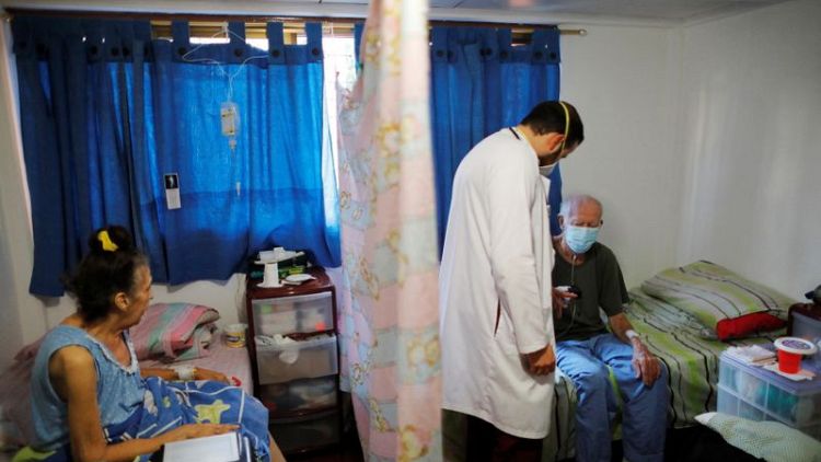 Venezolanos con COVID-19 buscan atención domiciliaria en medio del desmoronamiento de sistema de salud