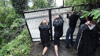 Manifestanti tentano forzare cancello, respinti da lacrimogeni Manifestanti tentano forzare cancello, respinti da lacrimogeni