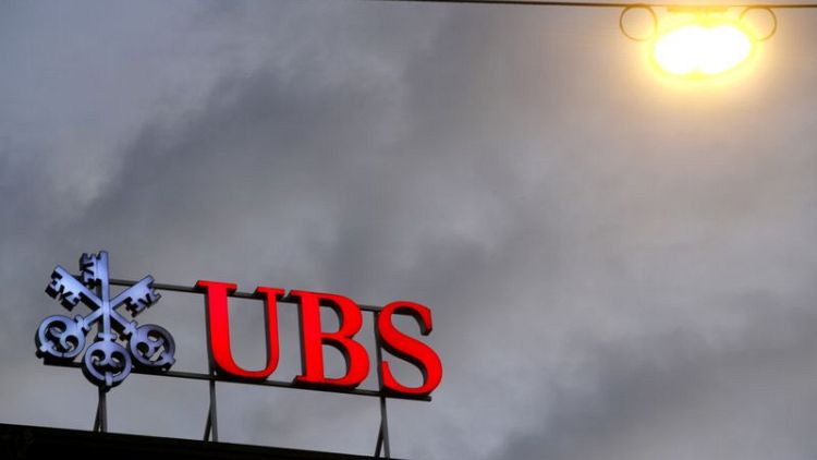 Acciones europeas bajan por impacto en UBS por tratos con Archegos; acciones de viaje suben
