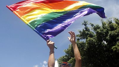 Con bandiera arcobaleno stava andando al flashmob dell'Arcigay Con bandiera arcobaleno stava andando al flashmob dell'Arcigay