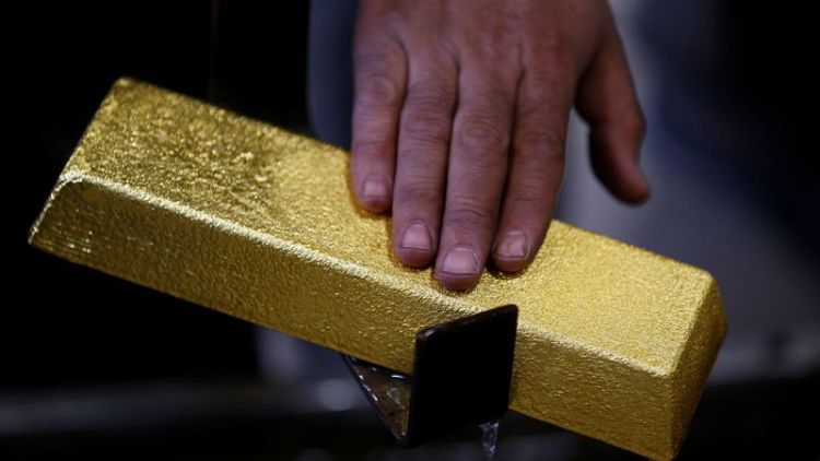 METALES PRECIOSOS-Oro cae a mínimo de una semana por alza de retornos bonos Tesoro antes de decisión Fed