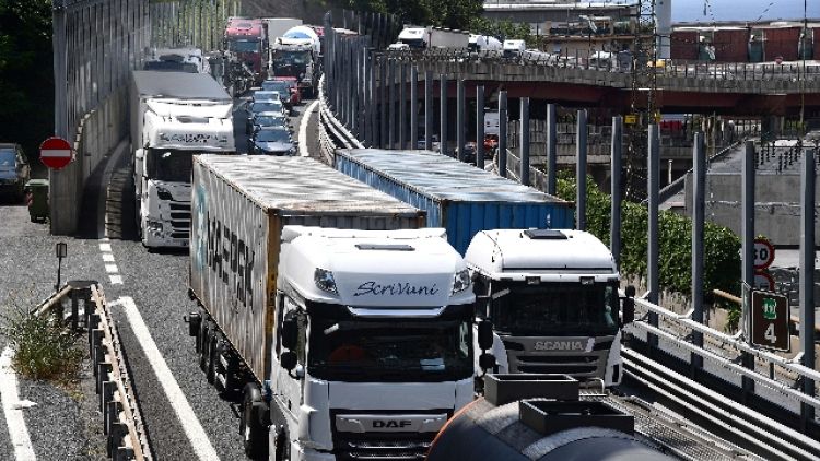 Mezzi pesanti dirottati in A7 su direttrice Genova-Milano