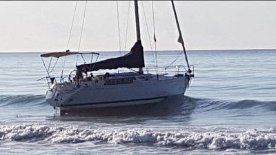 Arenati su barca a vela, alcuni rintracciati e bloccati Arenati su barca a vela, alcuni rintracciati e bloccati