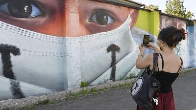 Obbligo di utilizzarle al chiuso, all'aperto solo senza distanza Obbligo di utilizzarle al chiuso, all'aperto solo senza distanza