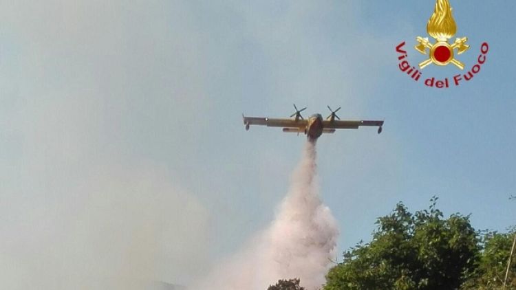 Anche due elicotteri per domare fiamme nelle campagne Sassarese