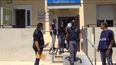 Se ne va solo all'arrivo di una vicina allertata da urla anziana Se ne va solo all'arrivo di una vicina allertata da urla anziana