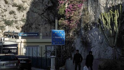 A Ventimiglia. Profughi salvati da Vigili del fuoco A Ventimiglia. Profughi salvati da Vigili del fuoco