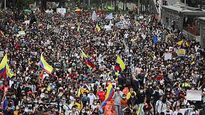 Miles de personas protestan en Colombia contra reforma tributaria pese al rebrote de COVID Miles de personas protestan en Colombia contra reforma tributaria pese al rebrote de COVID