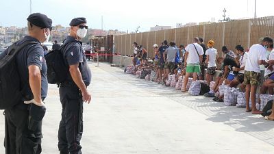 Traghetto fermo all'ancora di Porto Empedocle. 1.200 in hotspot