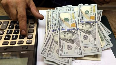 الدولار يهبط بفعل توقعات مجلس الاتحادي وخطط البيت الأبيض للإنفاق الدولار يهبط بفعل توقعات مجلس الاتحادي وخطط البيت الأبيض للإنفاق