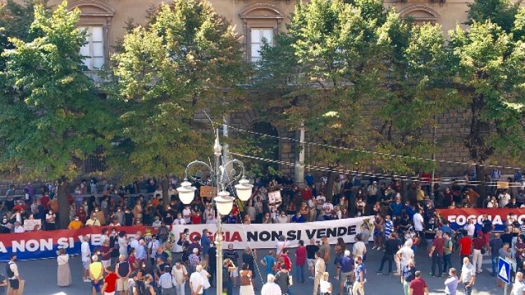 Manifestazione con striscioni davanti al Palazzo di Città