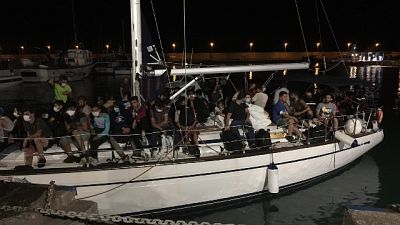 Imbarcazione é stata trainata nel porto di Roccella Jonica
