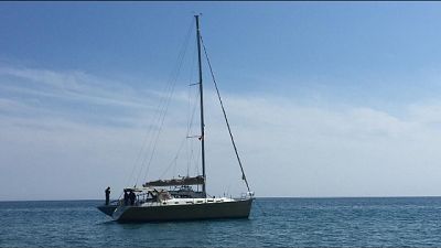 Anche 3 donne e 5 bambini. Fermato presunto scafista Anche 3 donne e 5 bambini. Fermato presunto scafista