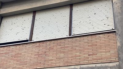 Alcuni feriti per cadute e vetri. Danni a Questura e auto Ps Alcuni feriti per cadute e vetri. Danni a Questura e auto Ps